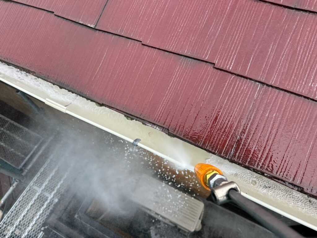 雨樋中：高圧洗浄<br />
塗装はしませんが汚れを洗浄しました。